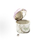 CHANEL 26C leather chain-lined diamond-encrusted ice cream-shaped hard evening bag, resin glass with rhinestones, single-shoulder bag, white with pink