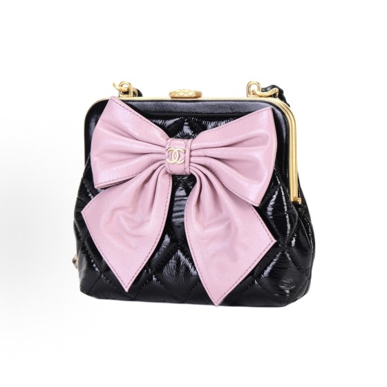 CHANEL 24A gold buckle bow decorative leather chain-through patent leather material, gold metal single-shoulder crossbody bag, black pink