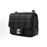 CHANEL 23C Early Spring Gold buckle resin black and white square chain shoulder strap leather chain-through lambskin lid bag crossbody single-shoulder bag mini women\'s black style