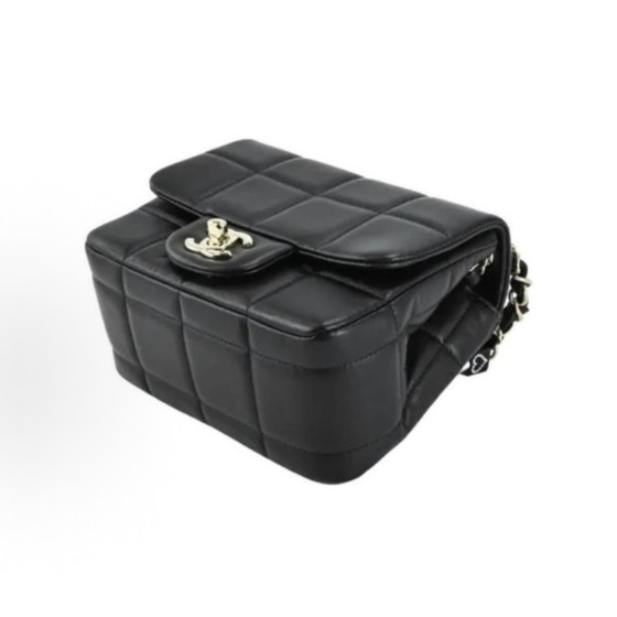 CHANEL 23C Early Spring Gold buckle resin black and white square chain shoulder strap leather chain-through lambskin lid bag crossbody single-shoulder bag mini women\'s black style