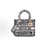 DIOR Lady D-Lite, a wide shoulder strap detachable Princess bag with a zoo tiger pattern, a medium-sized crossbody bag in blue